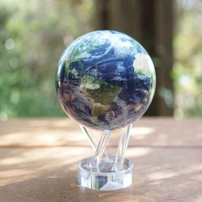 Realistic Earth Spinning Globe2