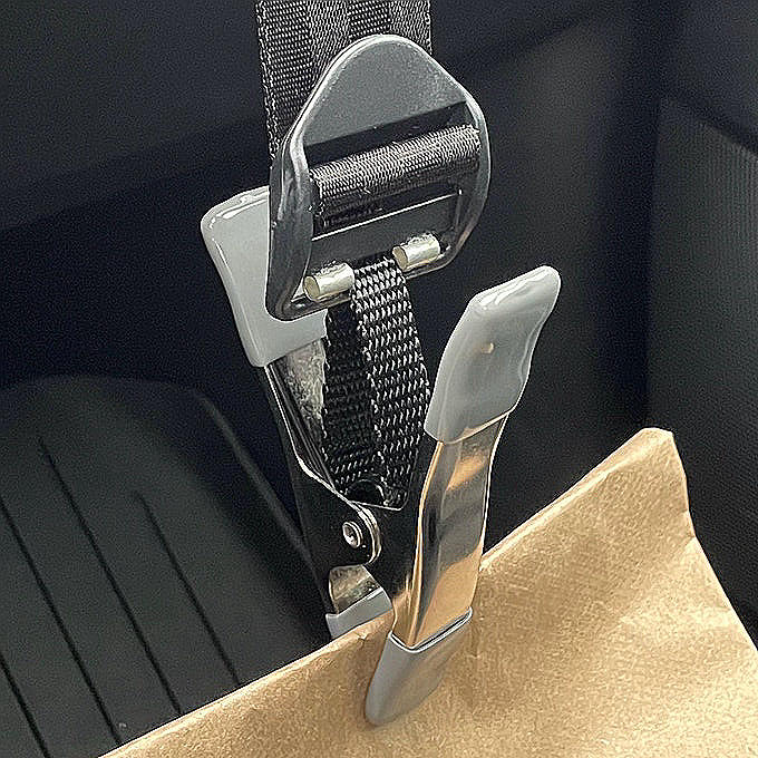 Bago Clip Keeps Your Bags Secure While Driving2.jpg