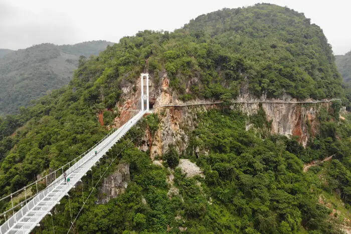 Vietnam's New 2000-Foot Glass-Bottomed Bridge3.jpg