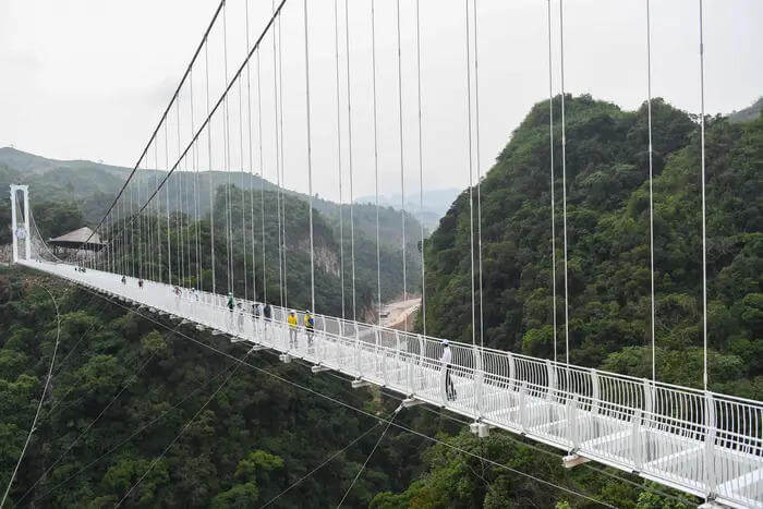 Vietnam's New 2000-Foot Glass-Bottomed Bridge4.jpg