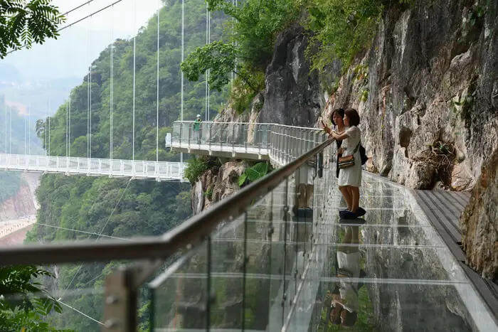 Vietnam's New 2000-Foot Glass-Bottomed Bridge5.jpg