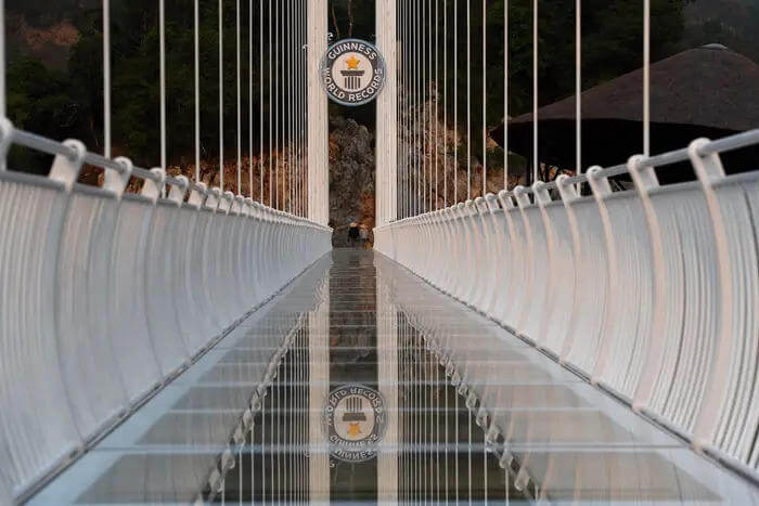 Vietnam's New 2000-Foot Glass-Bottomed Bridge6.jpg